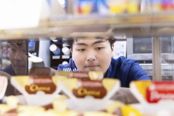 棚の商品を整理している様子