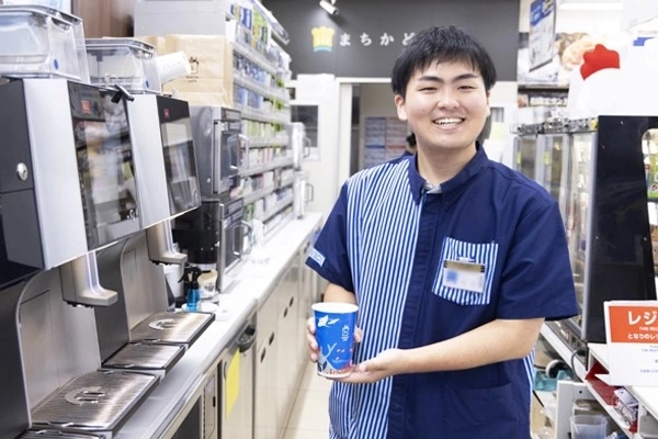 レジでコーヒーを提供する様子