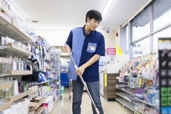 店内を清掃している様子