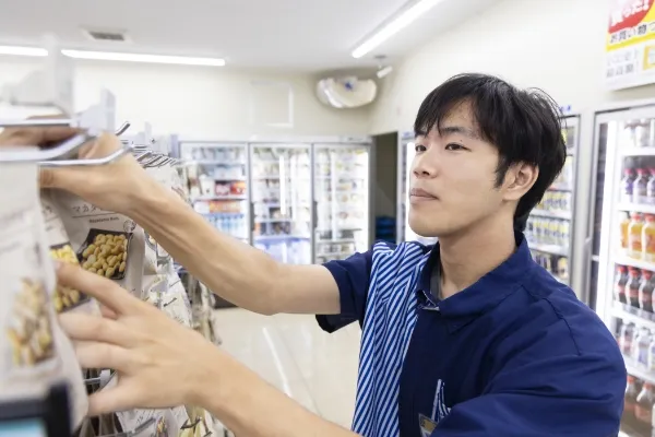 棚に商品を並べている様子