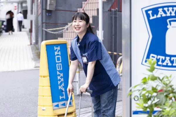 お店の周辺を掃除している様子