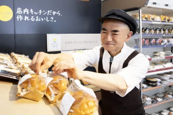 商品を並べている様子