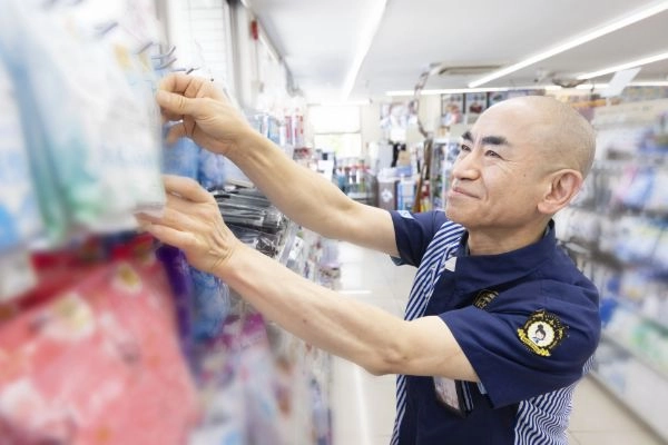 商品ディスプレイを整えている様子