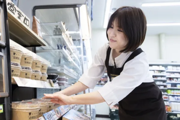 商品ディスプレイを整えている様子